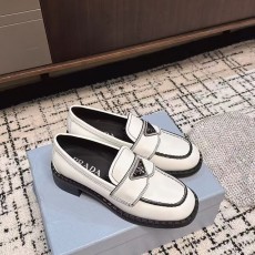 프라다 PRADA 브러쉬드 가죽 로퍼 PR286