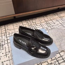 프라다 PRADA 브러쉬드 가죽 로퍼 PR287