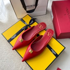발렌티노 VALENTINO 여성 로만 스터드 플랫 뮬 VN0872